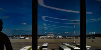 Ένα ταξίδι που τελειωμό δεν έχει φωτογραφια με αντρα στο αεροδρομιο